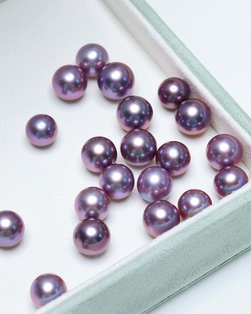 Comparison of freshwater and saltwater pearls showcasing differences in luster, shape, color, and cultivation methods