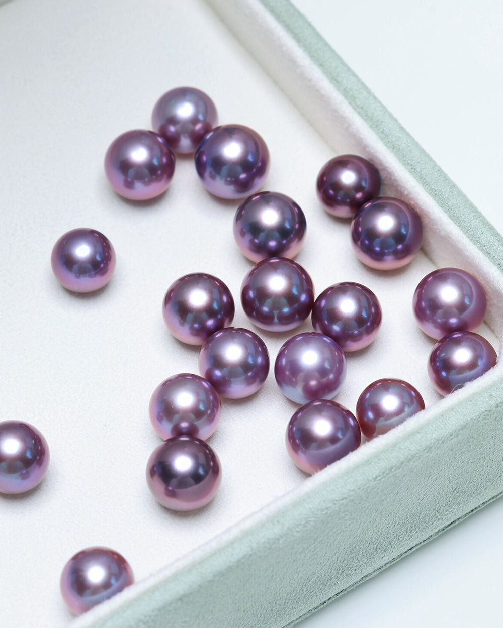 Purple pearls in a jewelry box with 'BRILLE PEARL' branding.